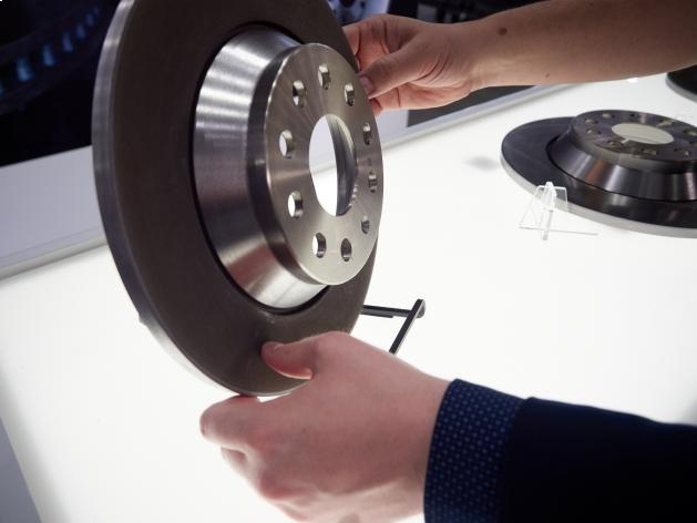 The production of hard-coated brake rotors requires innovative solutions in the process chain.