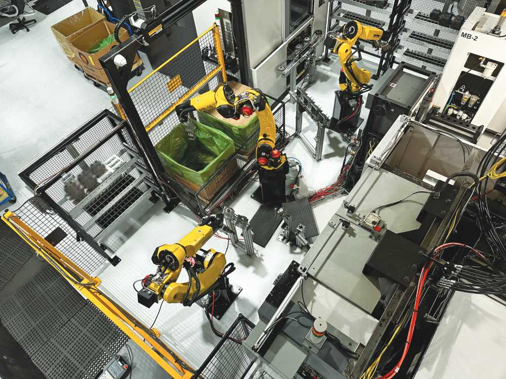 MetalQuest is a precision manufacturer and internal FANUC integrator that recently added its first cell with a 3D vision system. The cell machines castings, which arrive at the cell in boxes from the foundry. 