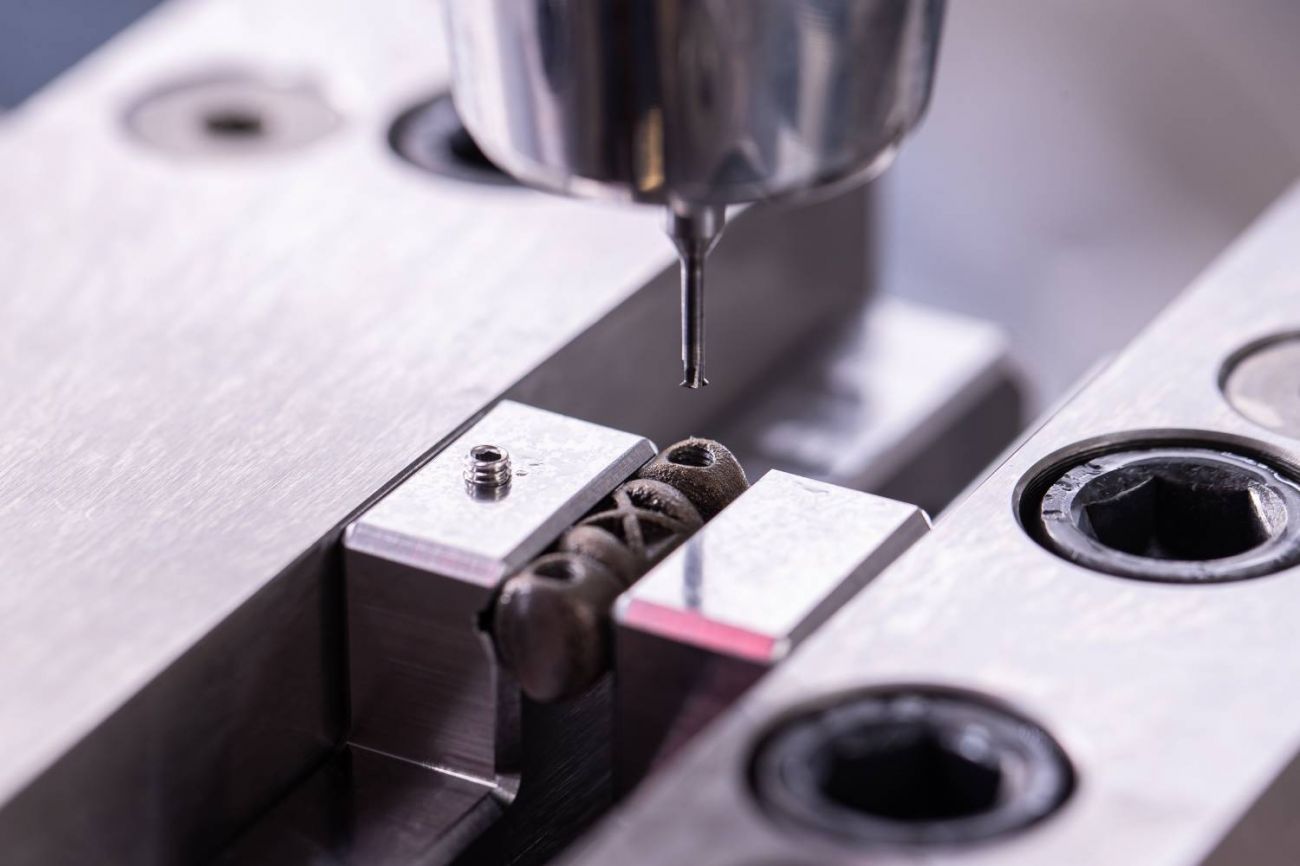 Milling of M3 internal threads in a printed titanium component